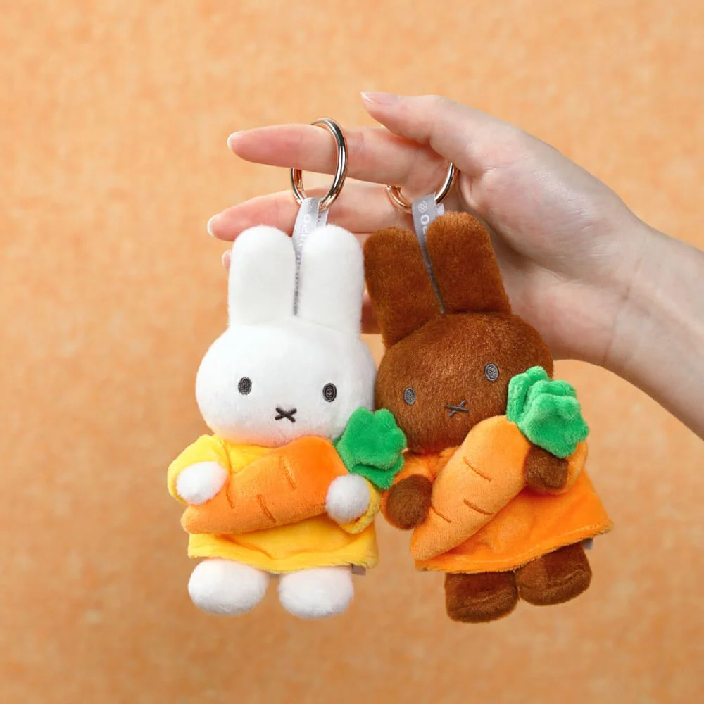 Melanie Plush Keyring with Carrot - Image 3